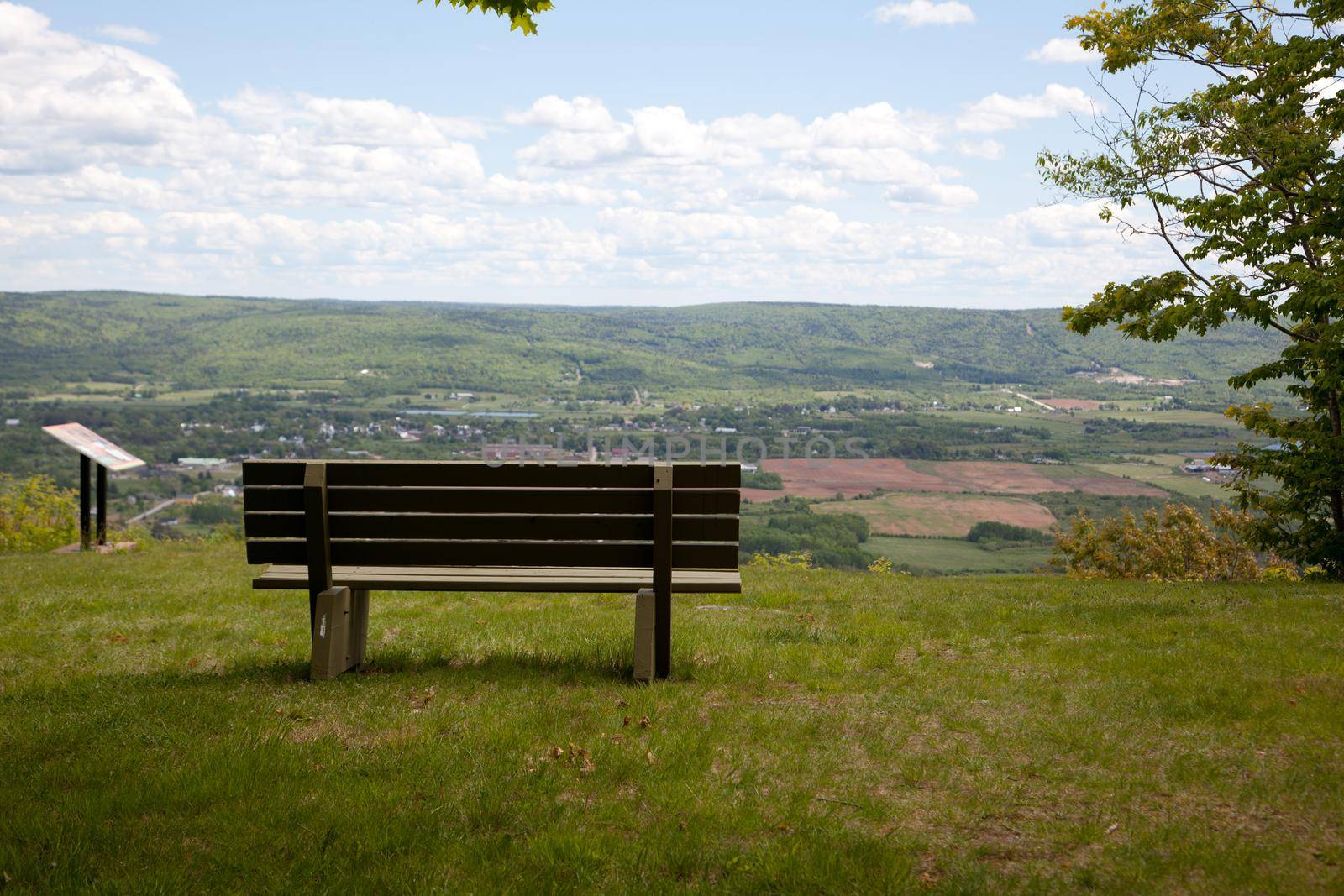  A park bench at Valleyview Provincial Campground overlooks the Annpolis Valley in Canada