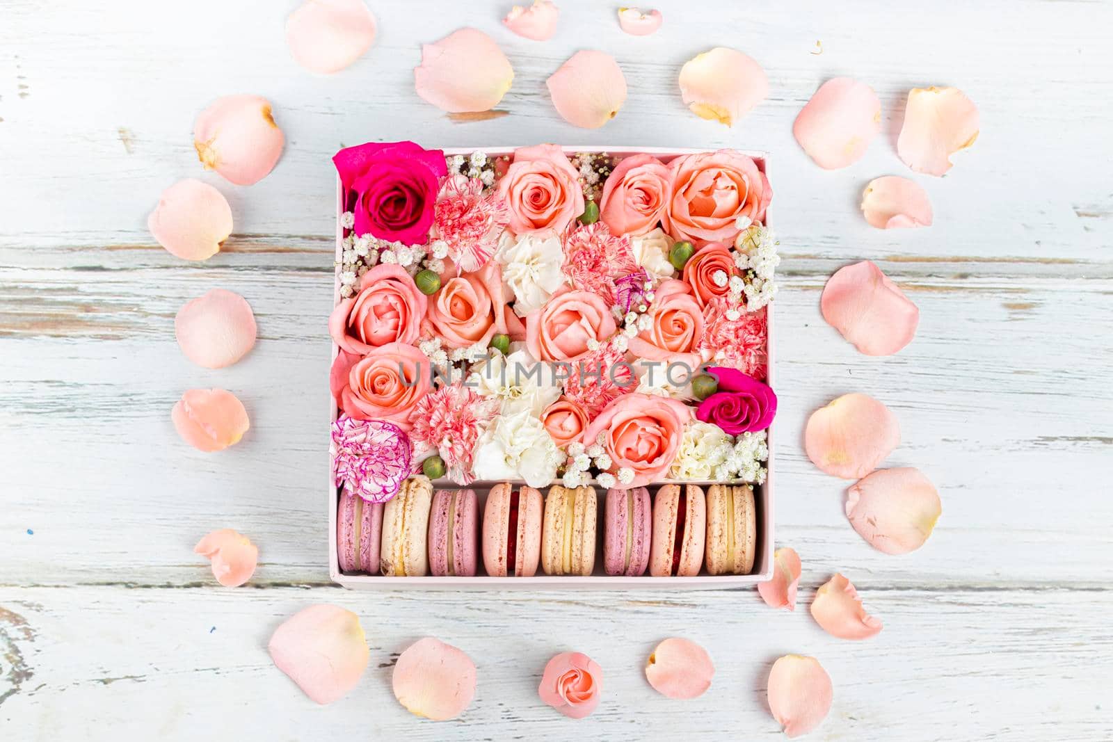 Floral arrangement of pink roses with macarons of different colors by eagg13