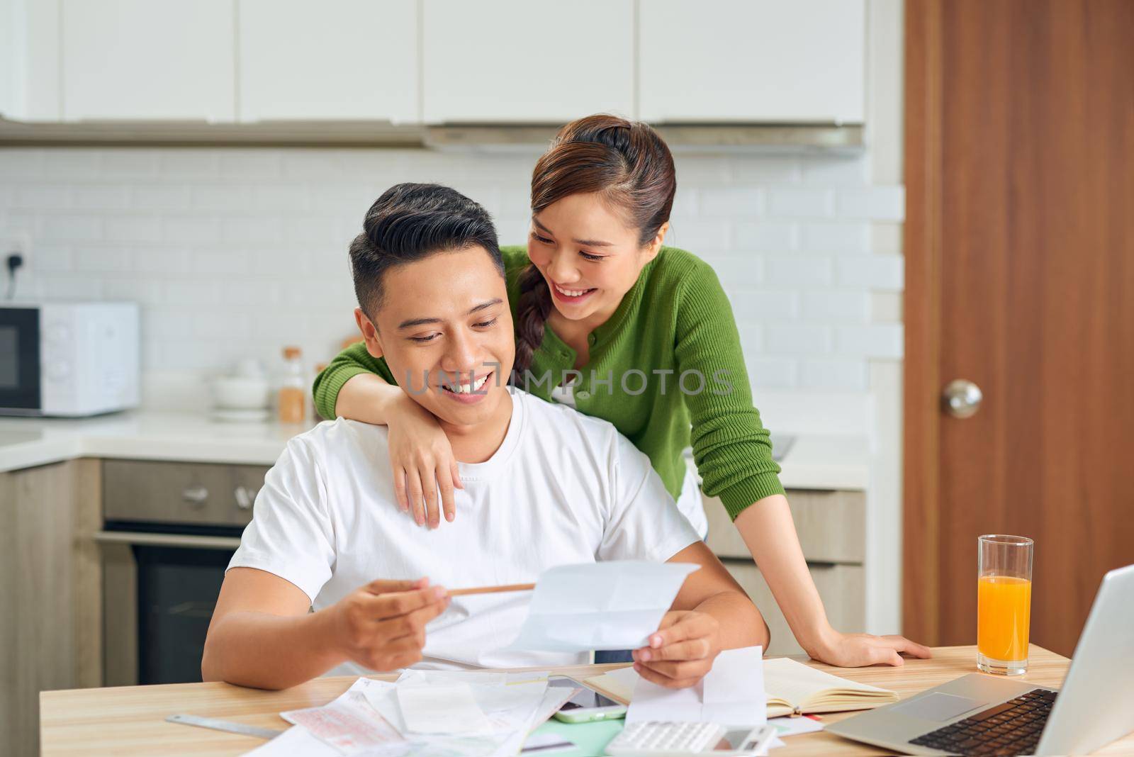 Couple working out finances at home by makidotvn