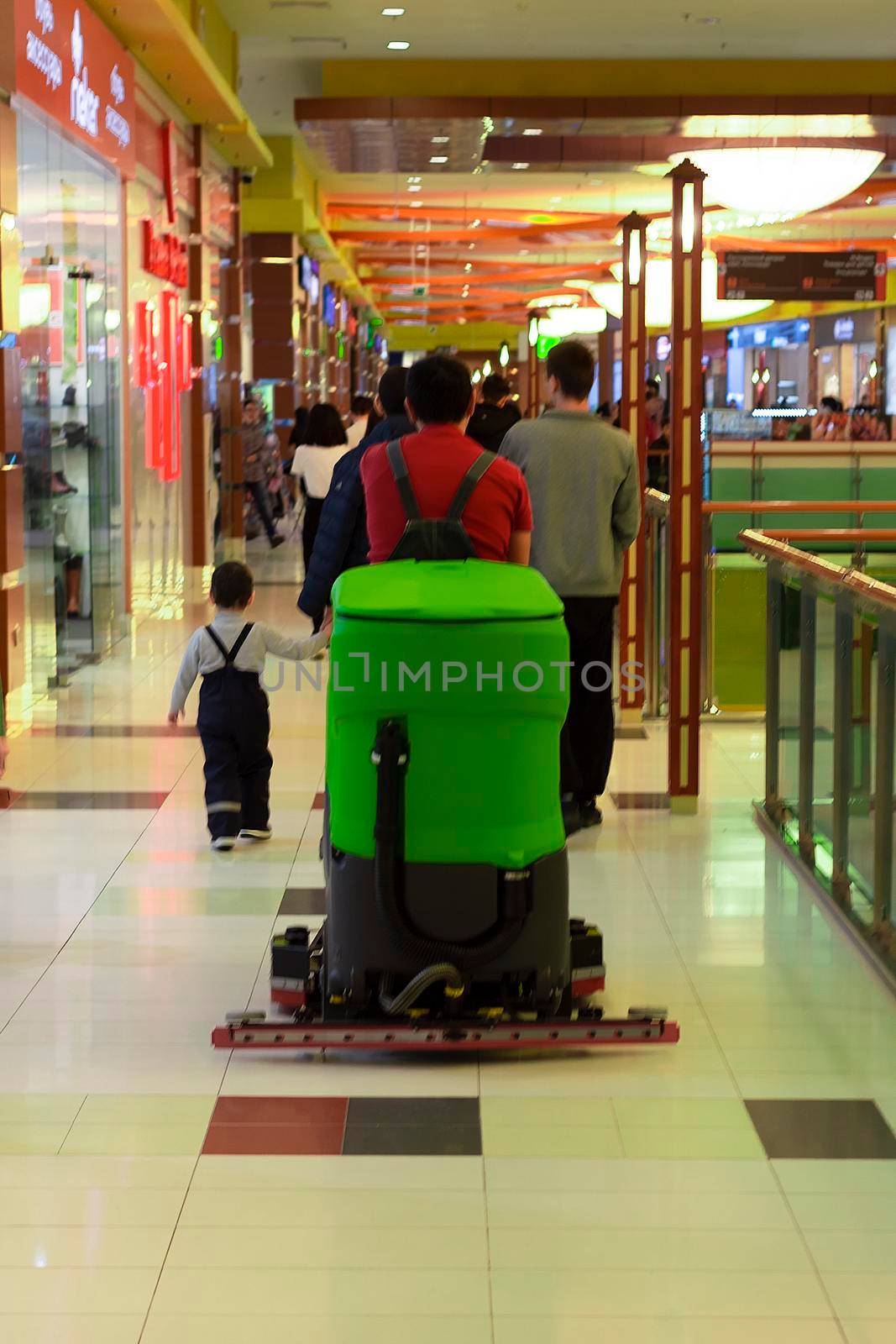 Supermarket, people moving away from the camera