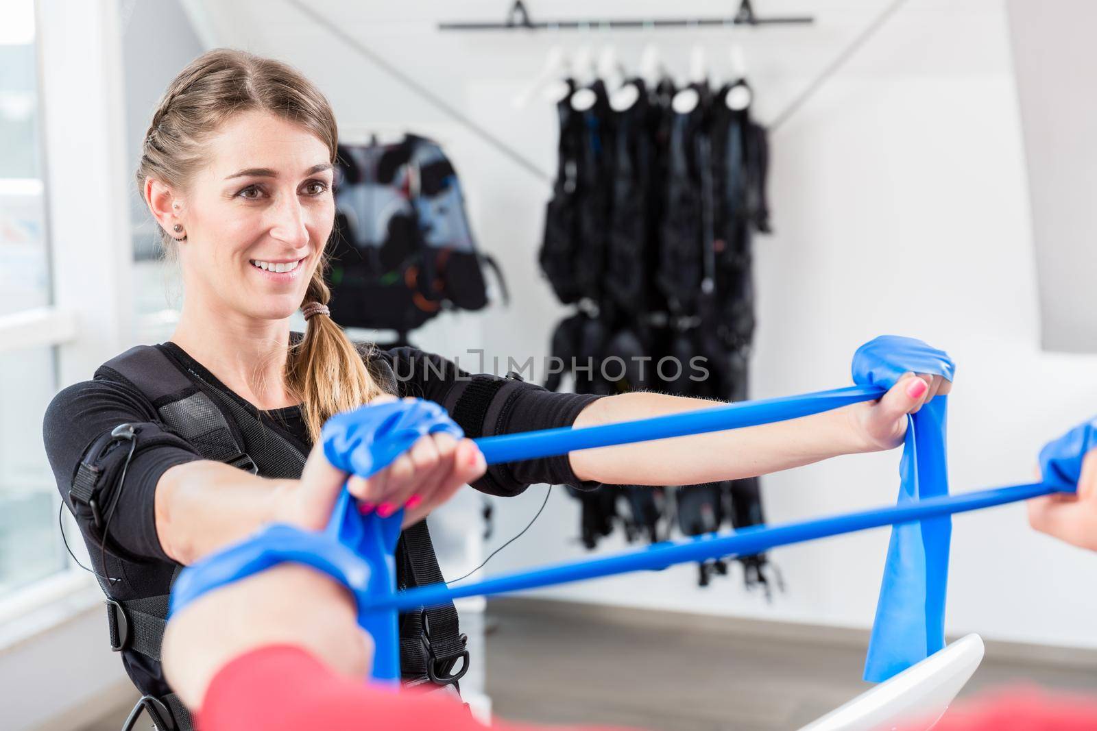 Wireless EMS training with resistance bands by Kzenon