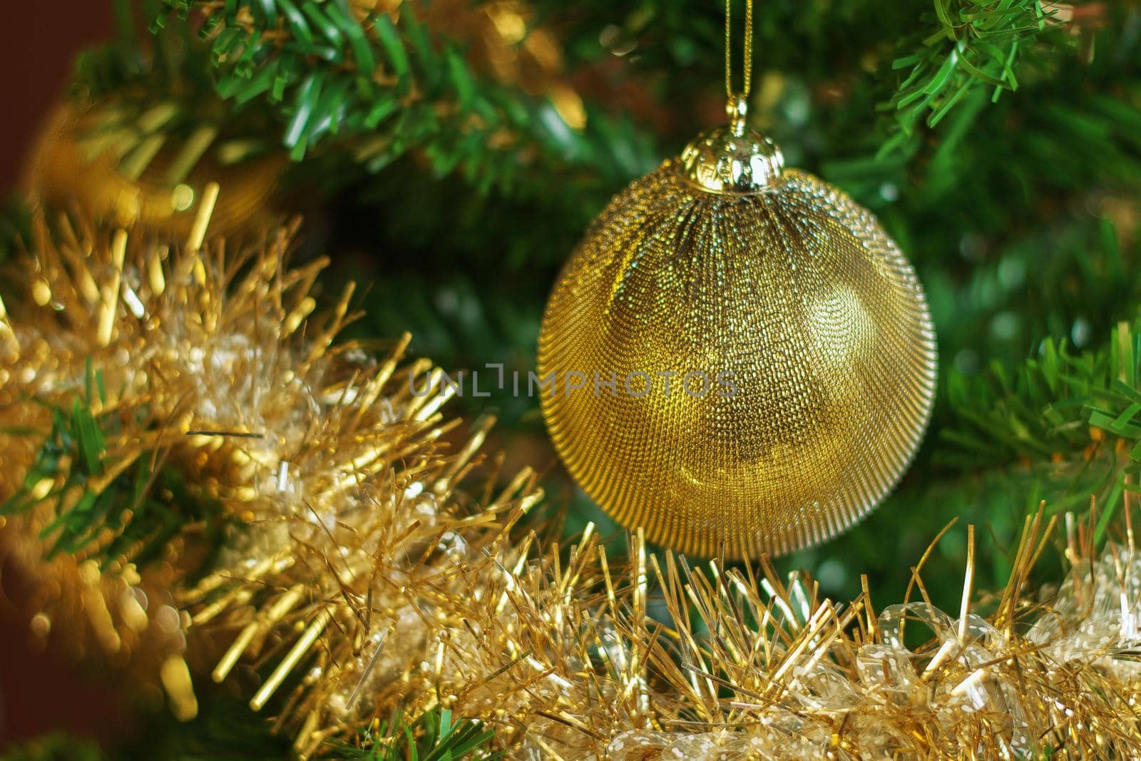 Horizontal image of Christmas decoration on the tree with gold chain