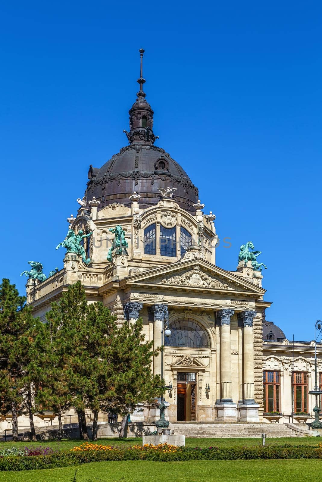 Szechenyi thermal bath in Budapest is the largest medicinal bath in Europe, Hungary