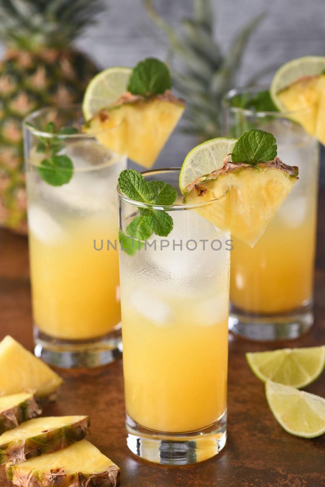 Pineapple mojito cocktail by Apolonia