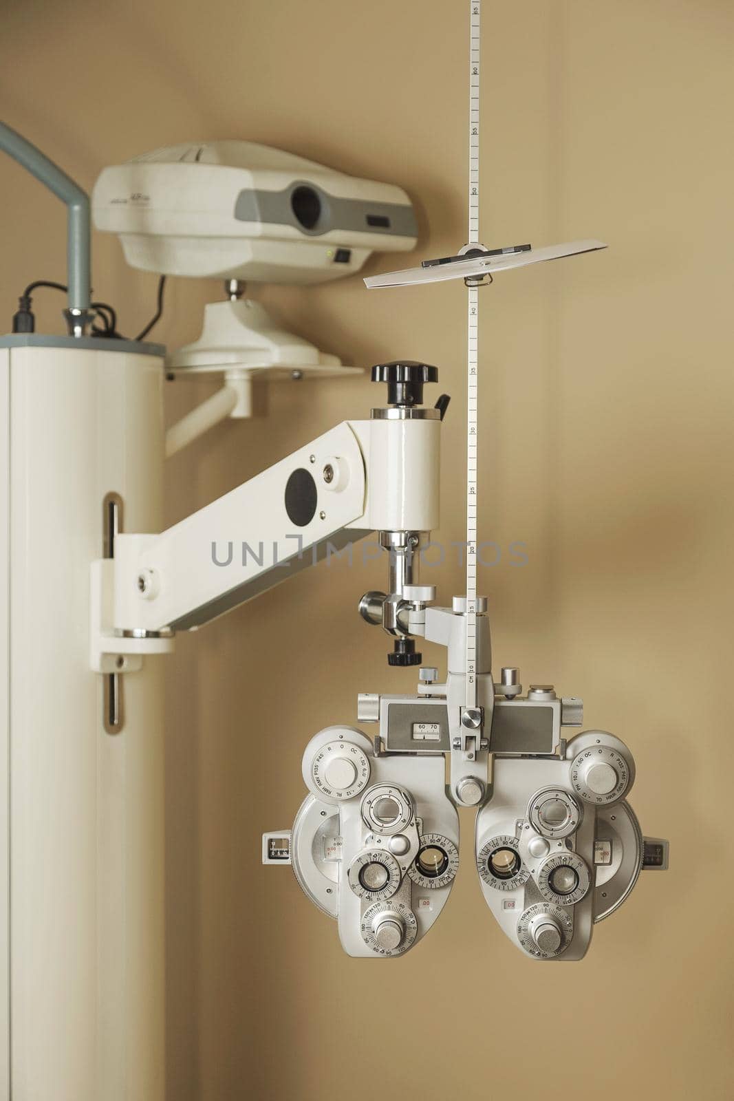 Phoropter optical device for measuring the vision of human eye