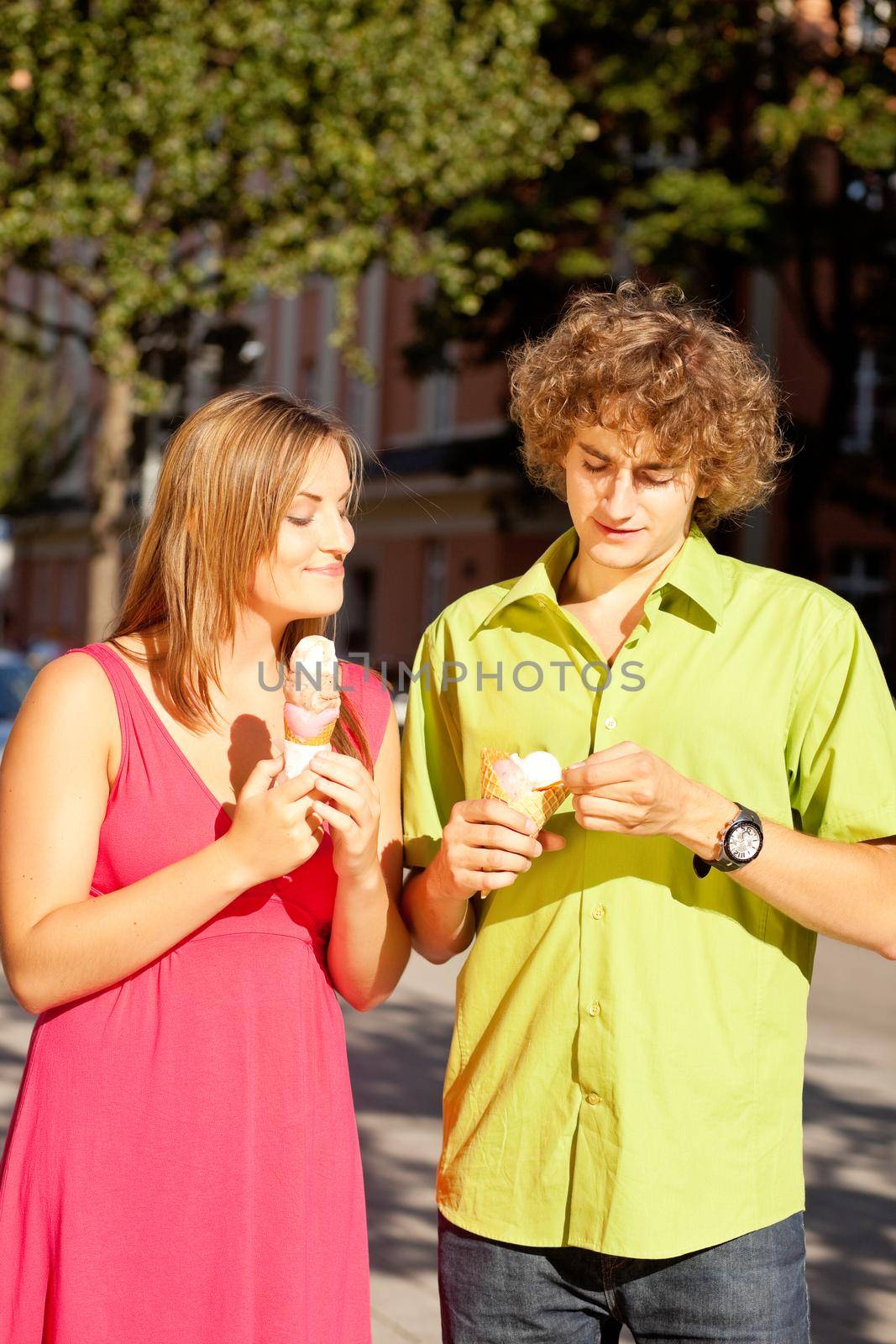 Man and woman in the city - eating ice cream in the summer