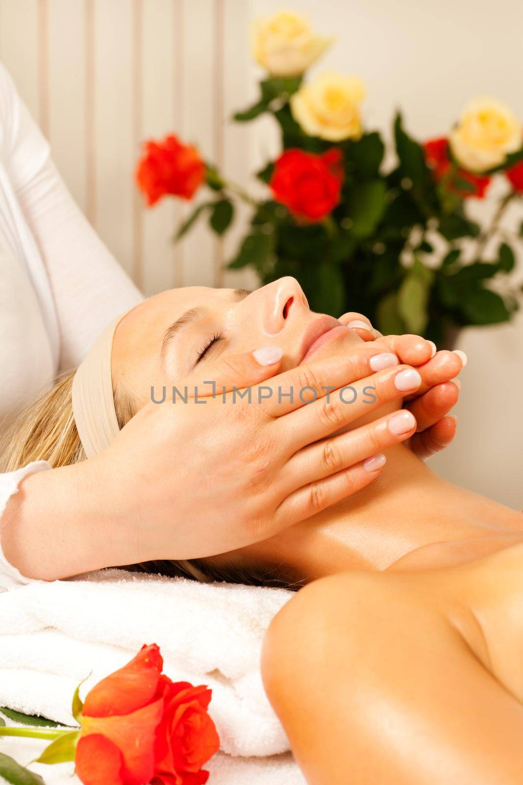 Woman enjoying wellness head massage by Kzenon