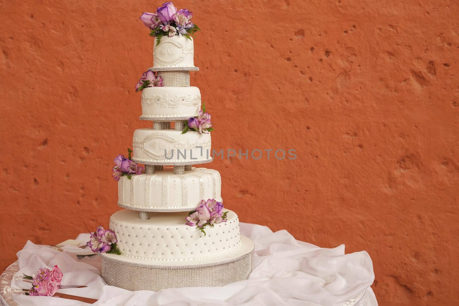 White wedding cake decorated with flowers by wondry