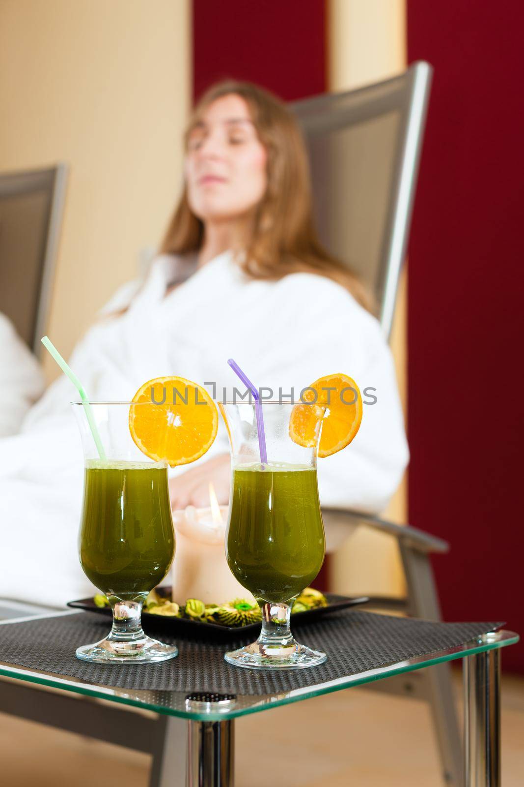 Chlorophyll-Shake in spa are on table, people are in Background