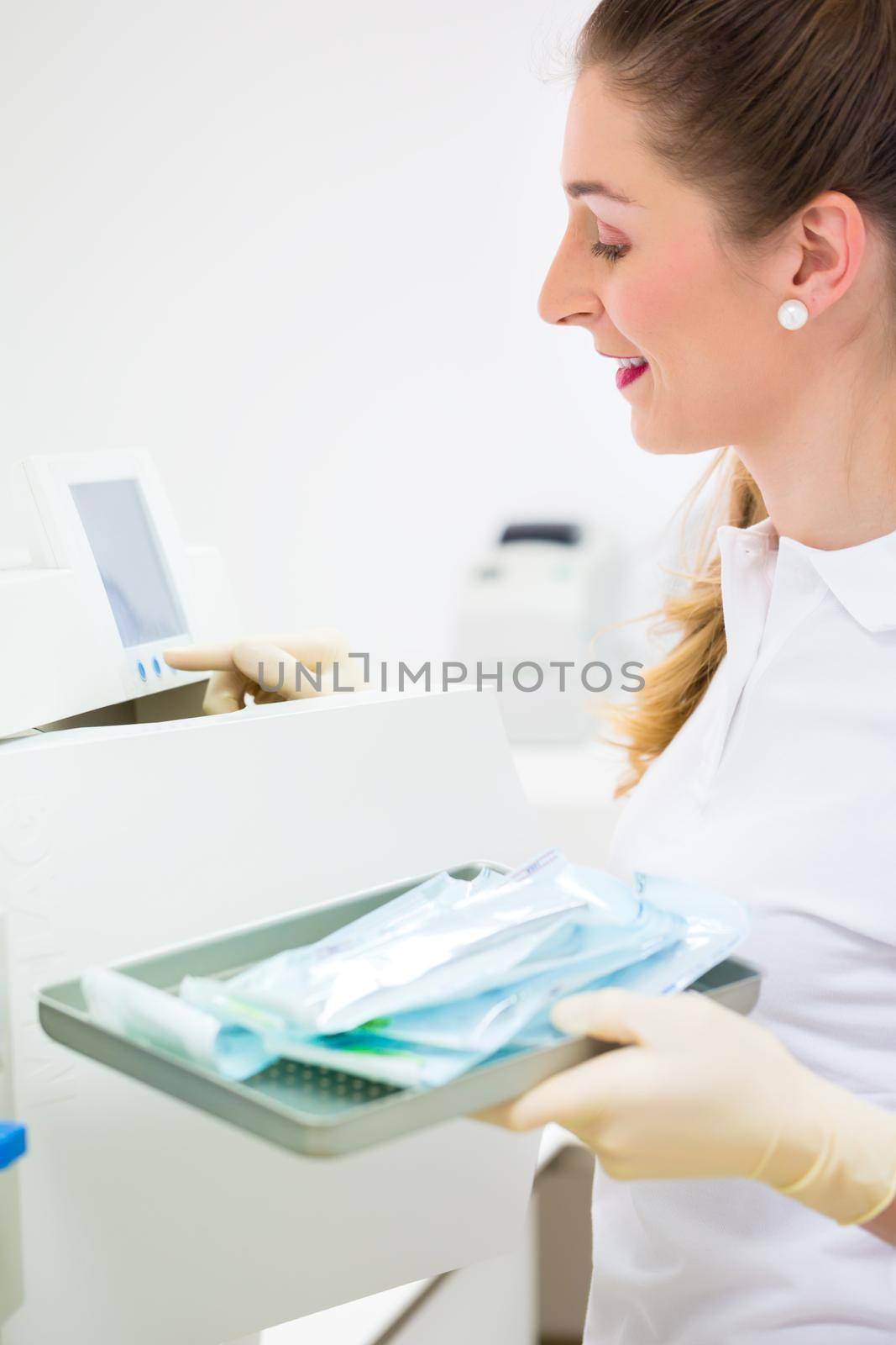 Assistant with sterile dentist tools by Kzenon
