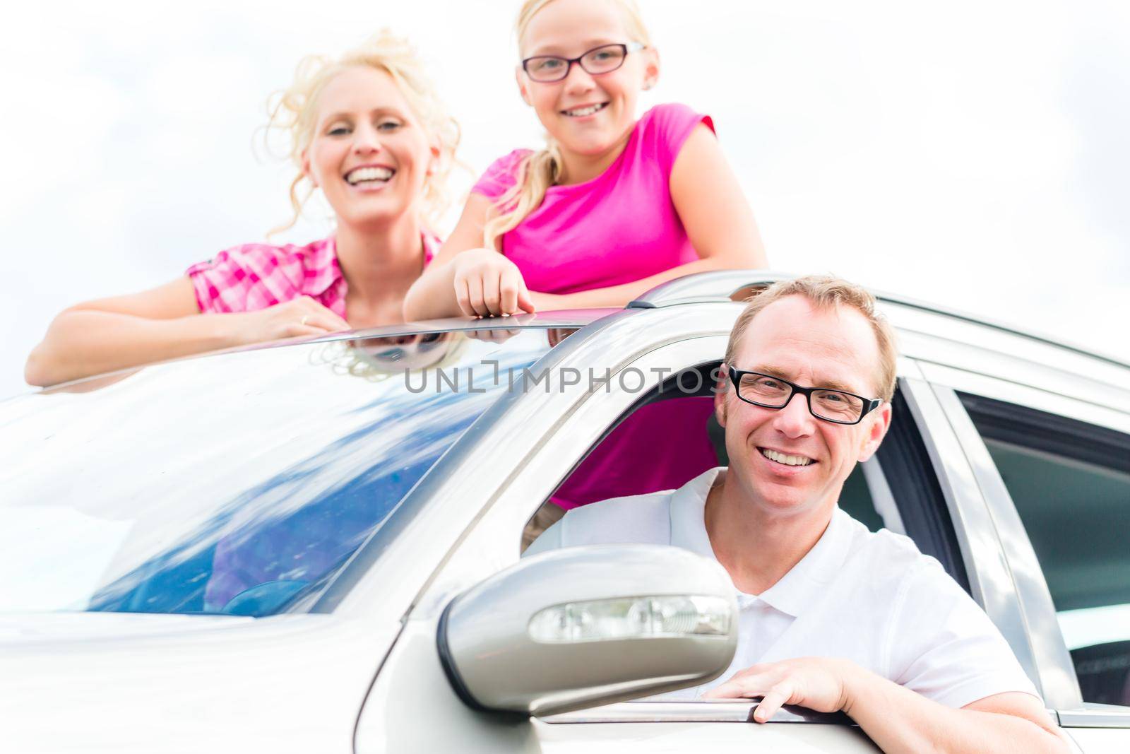 Family driving in car by Kzenon