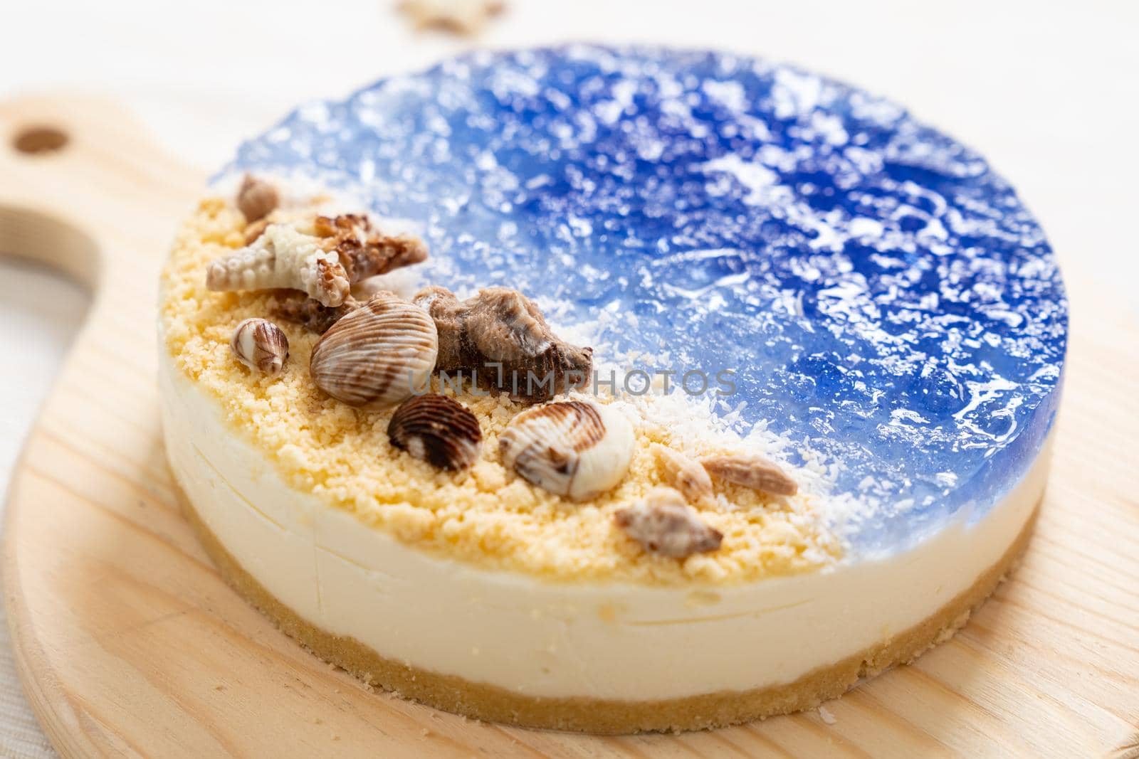 No baked ocean blue cheese cake with chocolate seashells decoration by Kenishirotie