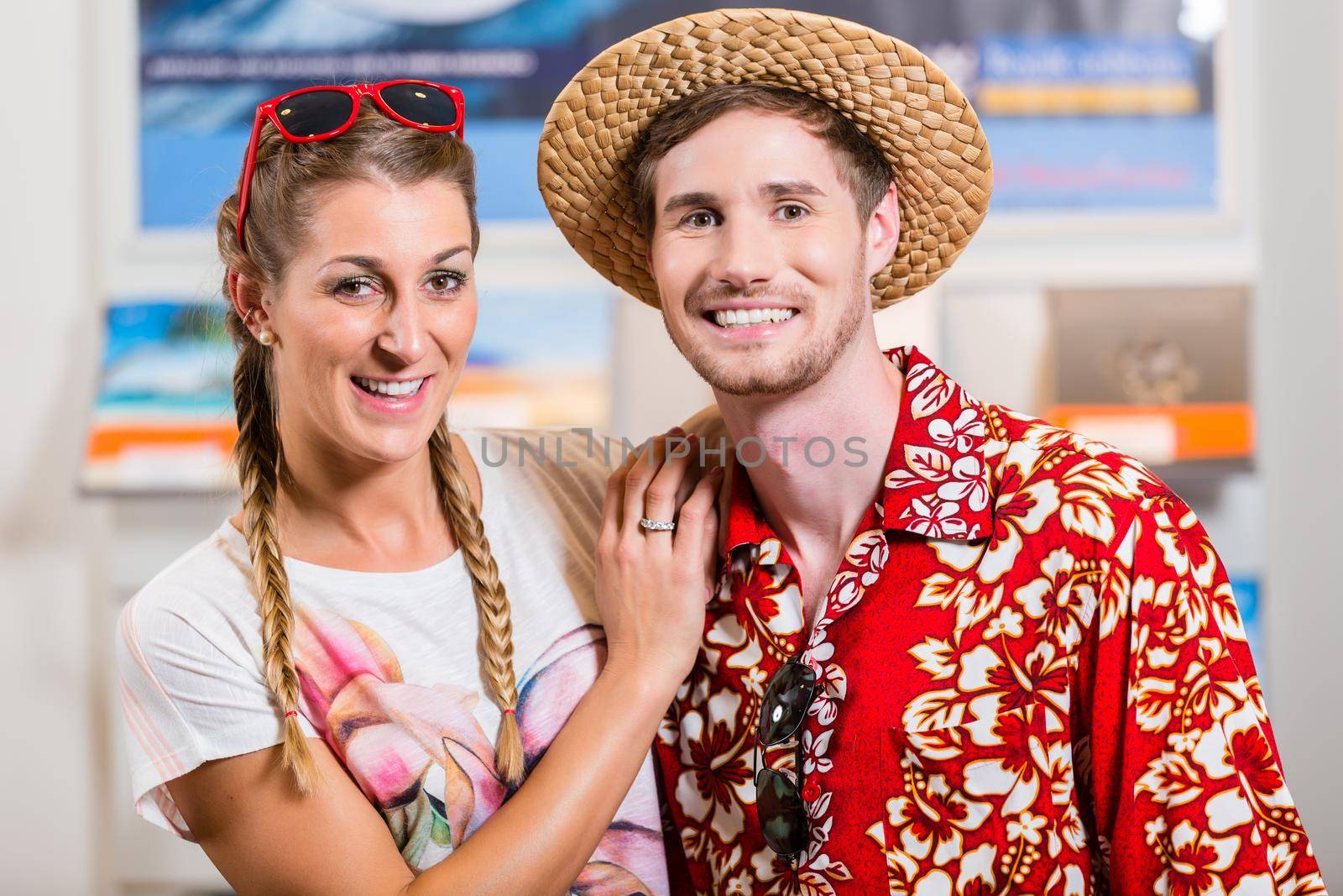 Couple in travel agency by Kzenon