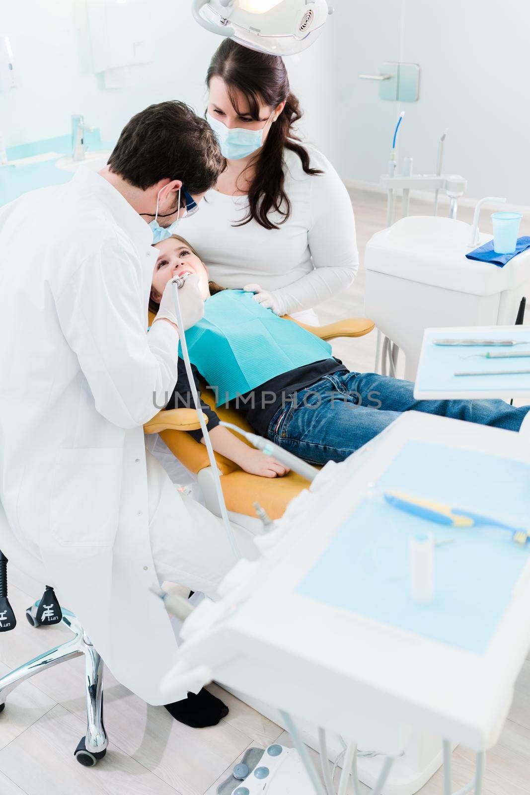 Dentist trearing child in his surgery, there is no need to drill a tooth