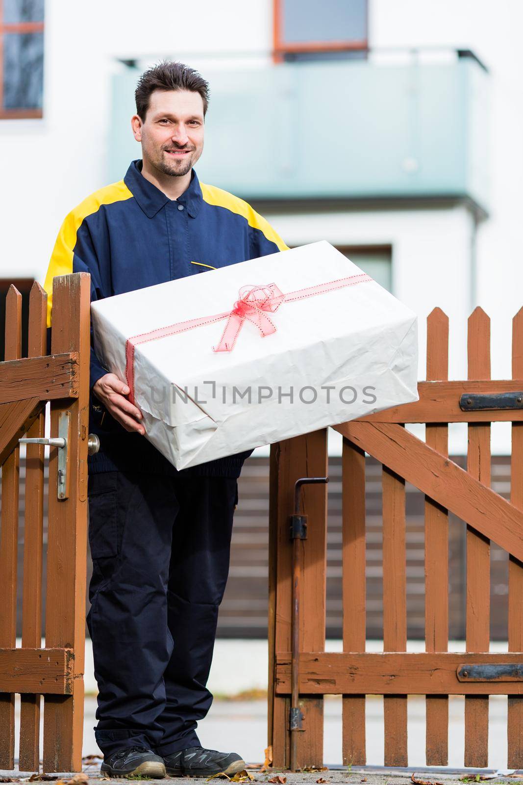 Postman delivering packet wrapped as present by Kzenon