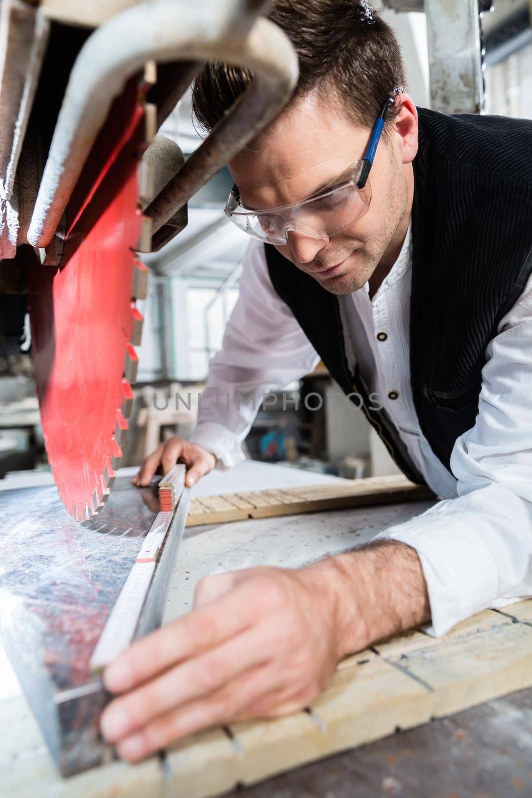 Craftsman measuring stone plate for sawing on diamond saw