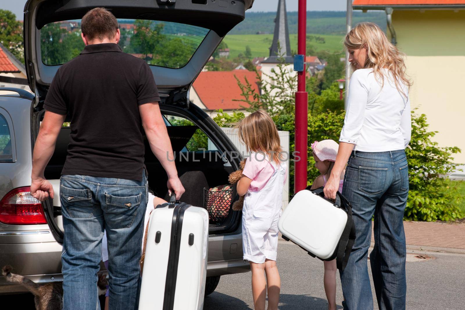 Familie verreist in die Ferien mit dem Auto