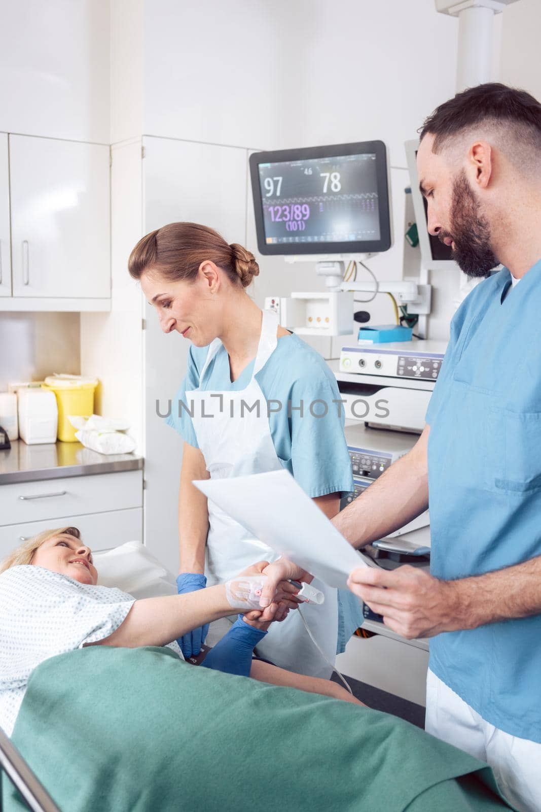 Doctor greeting patient before starting treatment by Kzenon