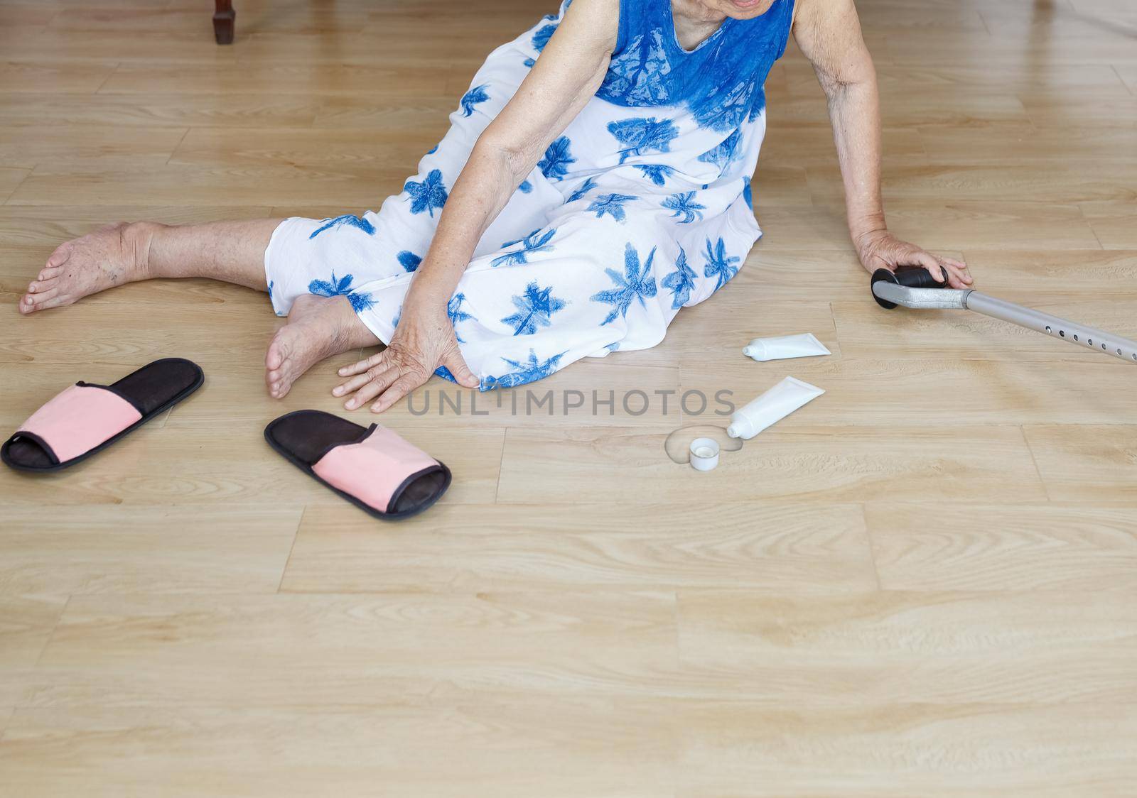 Elderly woman falling down at home ,hearth attack. by toa55
