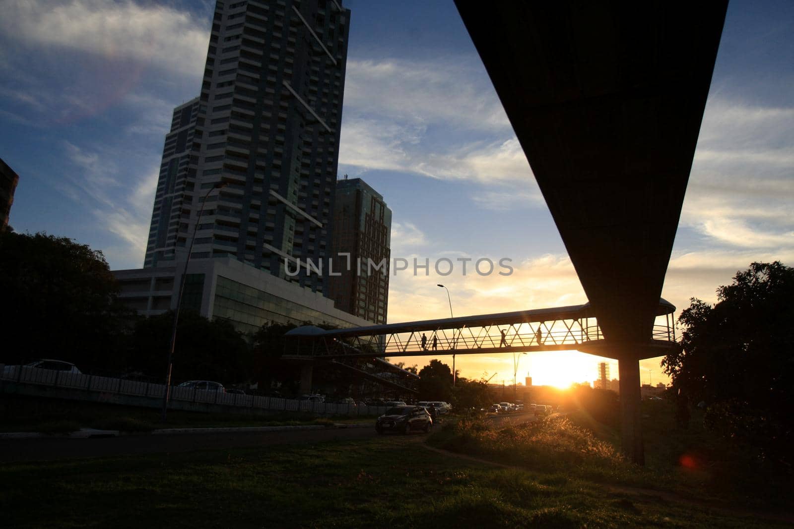 salvador, bahia / brazil - march 27, 2017: sunset next to the pedestrian walkway on Avenida Tancredo Neves in the city of Salvador.




