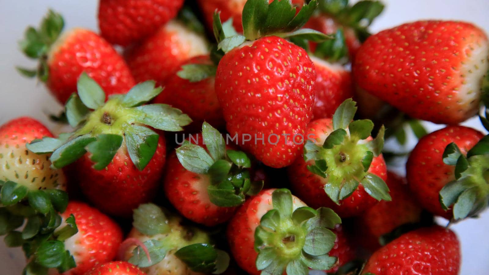 strawberries in pot by joasouza