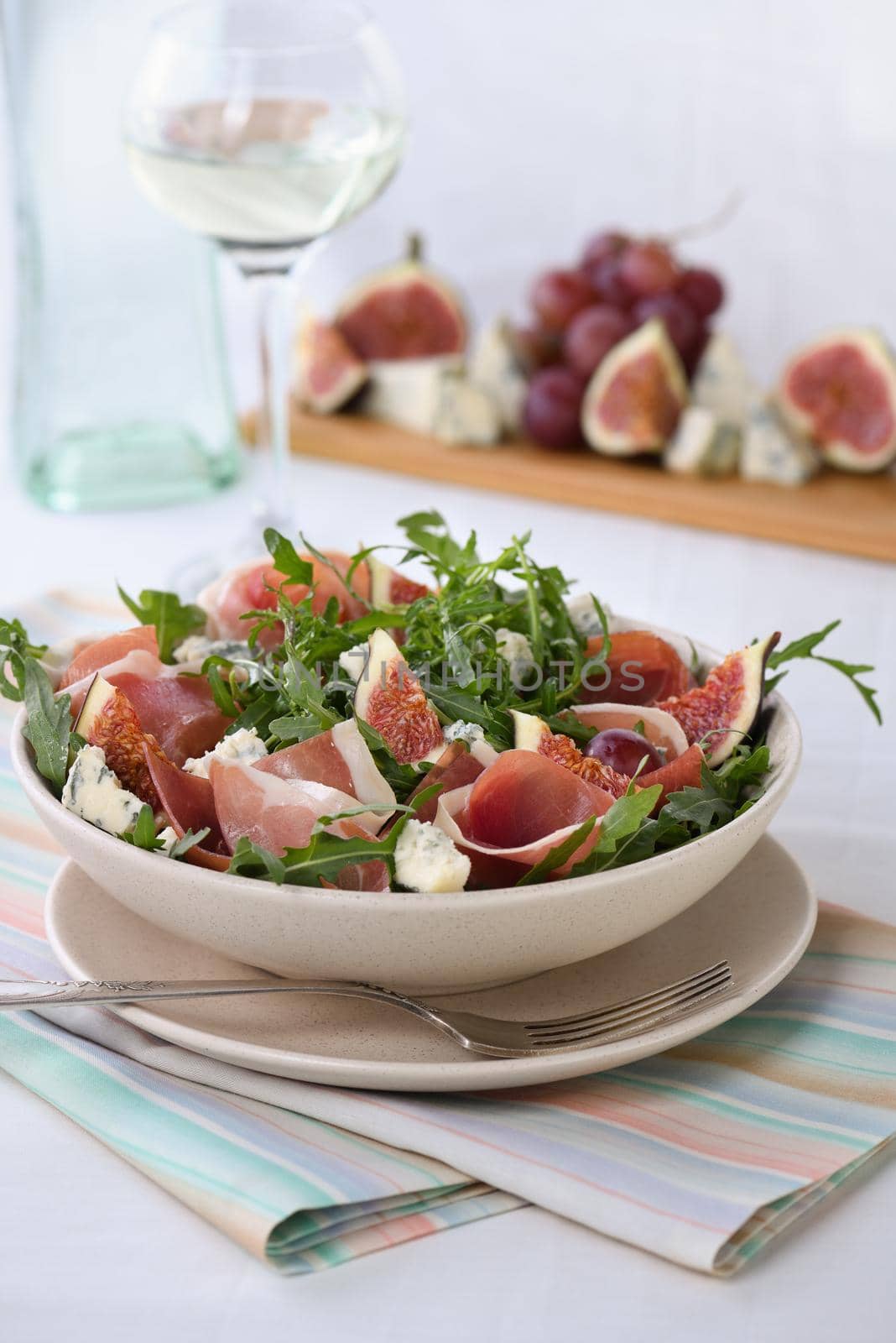 Arugula salad with Parma ham, blue cheese, figs, grapes