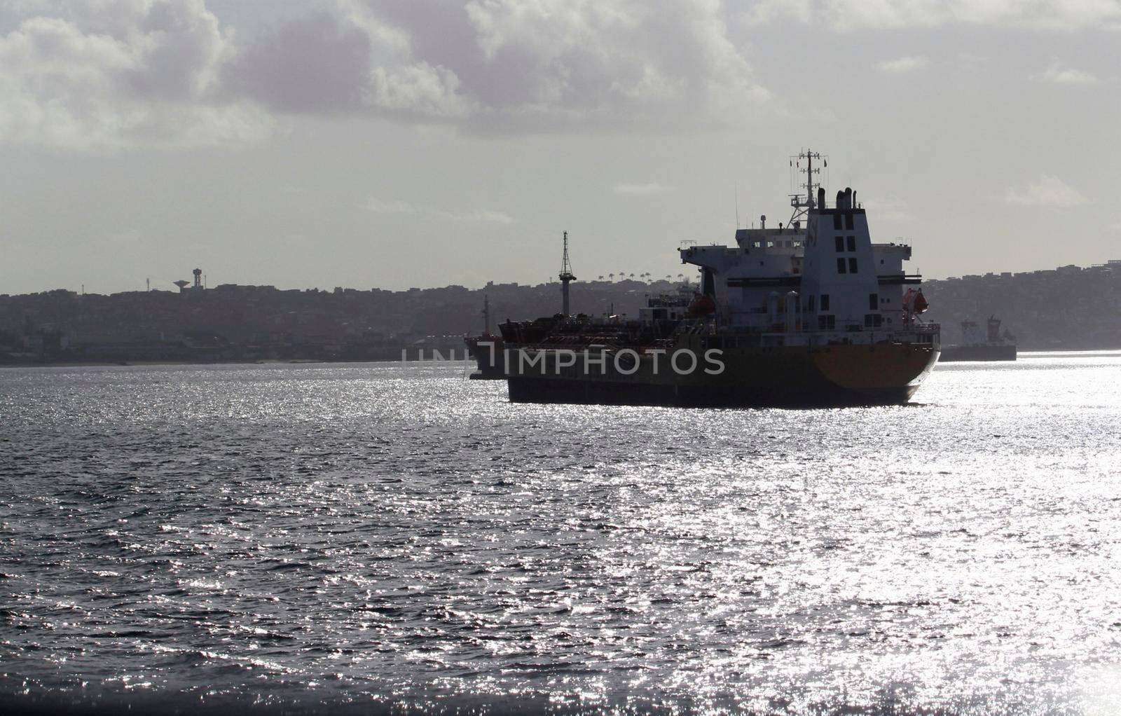 
cargo ship in salvador by joasouza