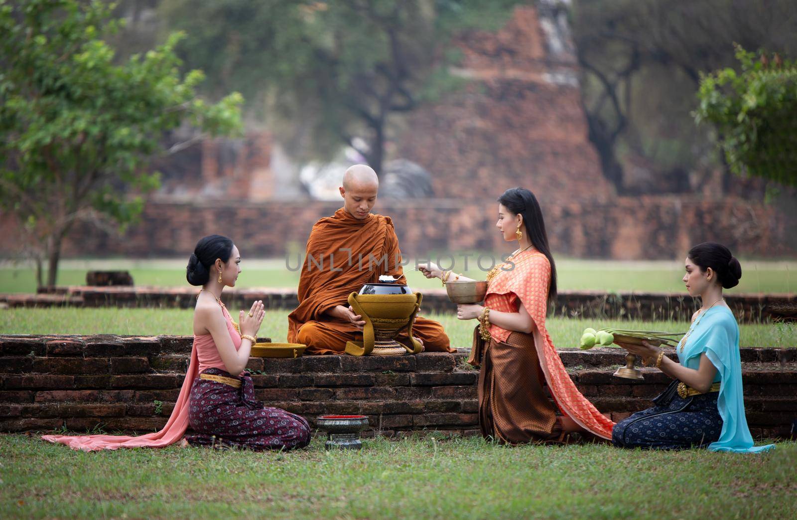 The women gave food to monk by chuanchai