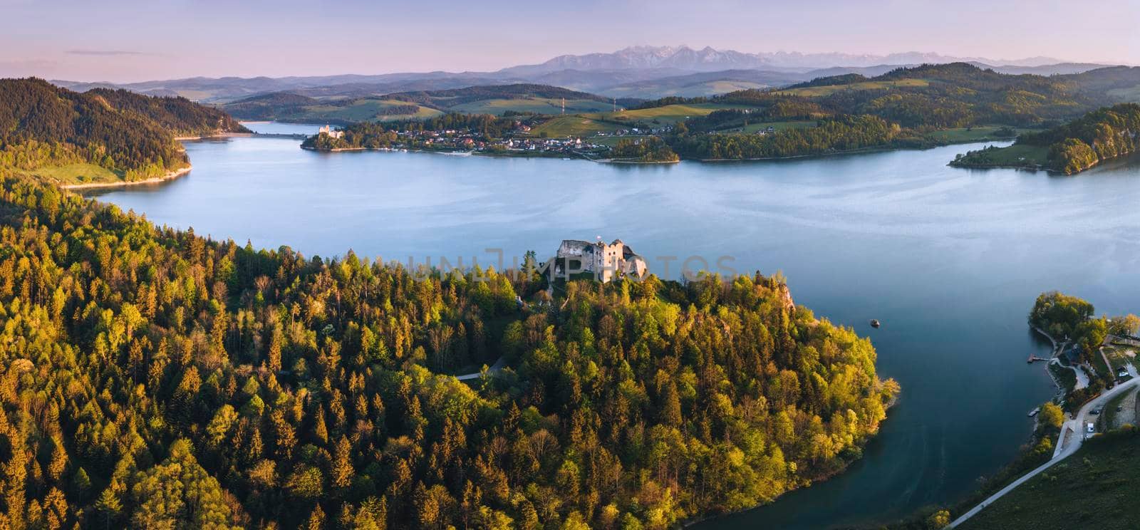 Czorsztyn Castle and Lake by benkrut