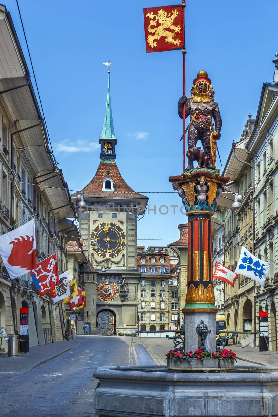 Zahringerbrunnen (Zahringen Fountain)  and Zytglogge tower in Bern downtown, Switzerland