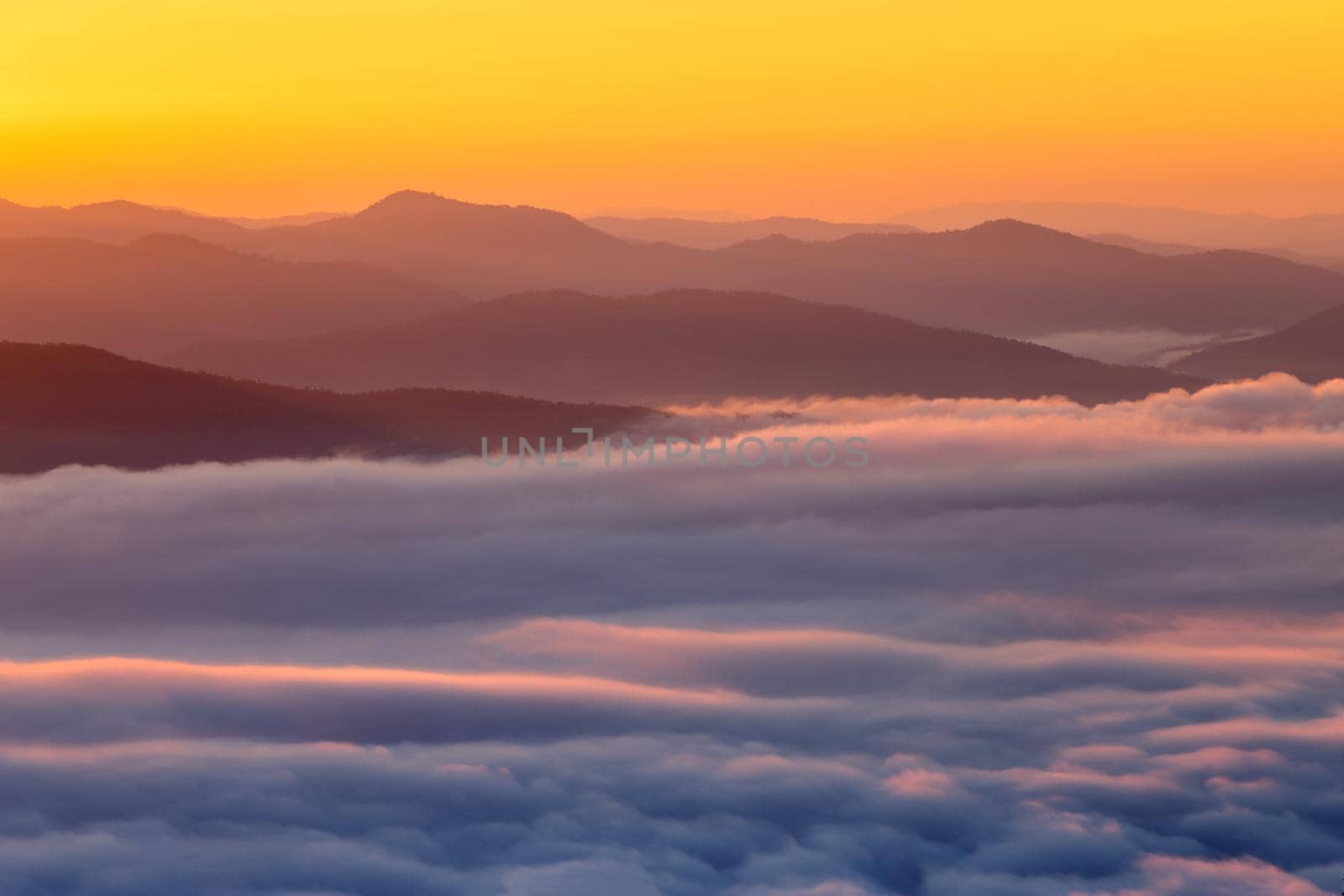 Sunrise scenery The peaks are foggy white, beautiful.