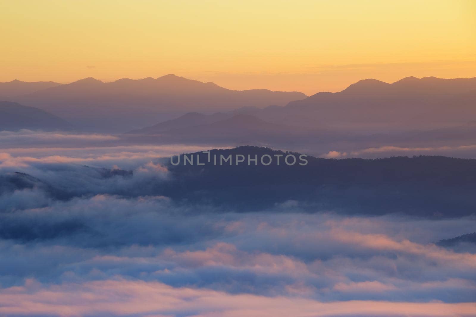Sunrise scenery The peaks are foggy white, beautiful.