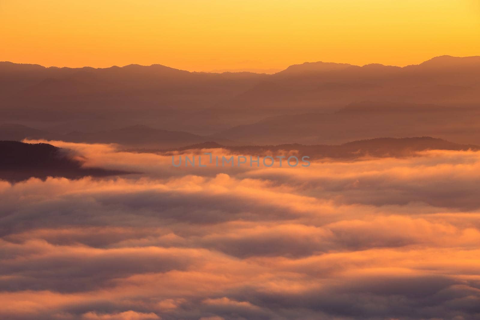 Sunrise scenery The peaks are foggy white, beautiful.