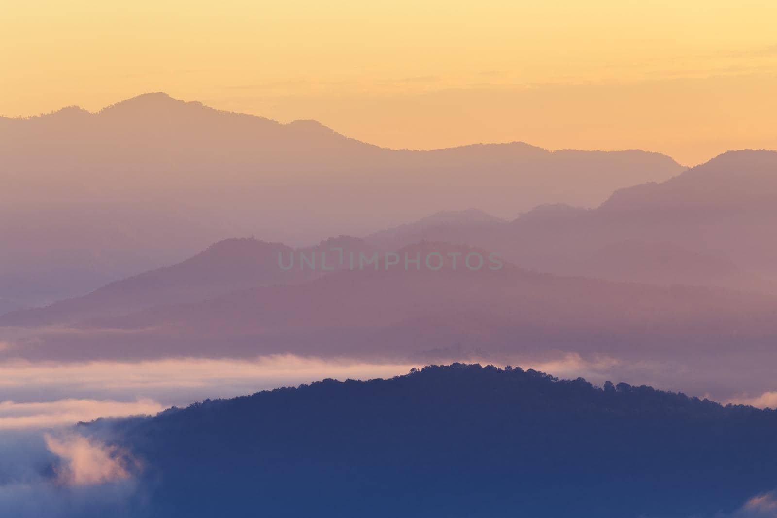 Sunrise scenery The peaks are foggy white, beautiful.