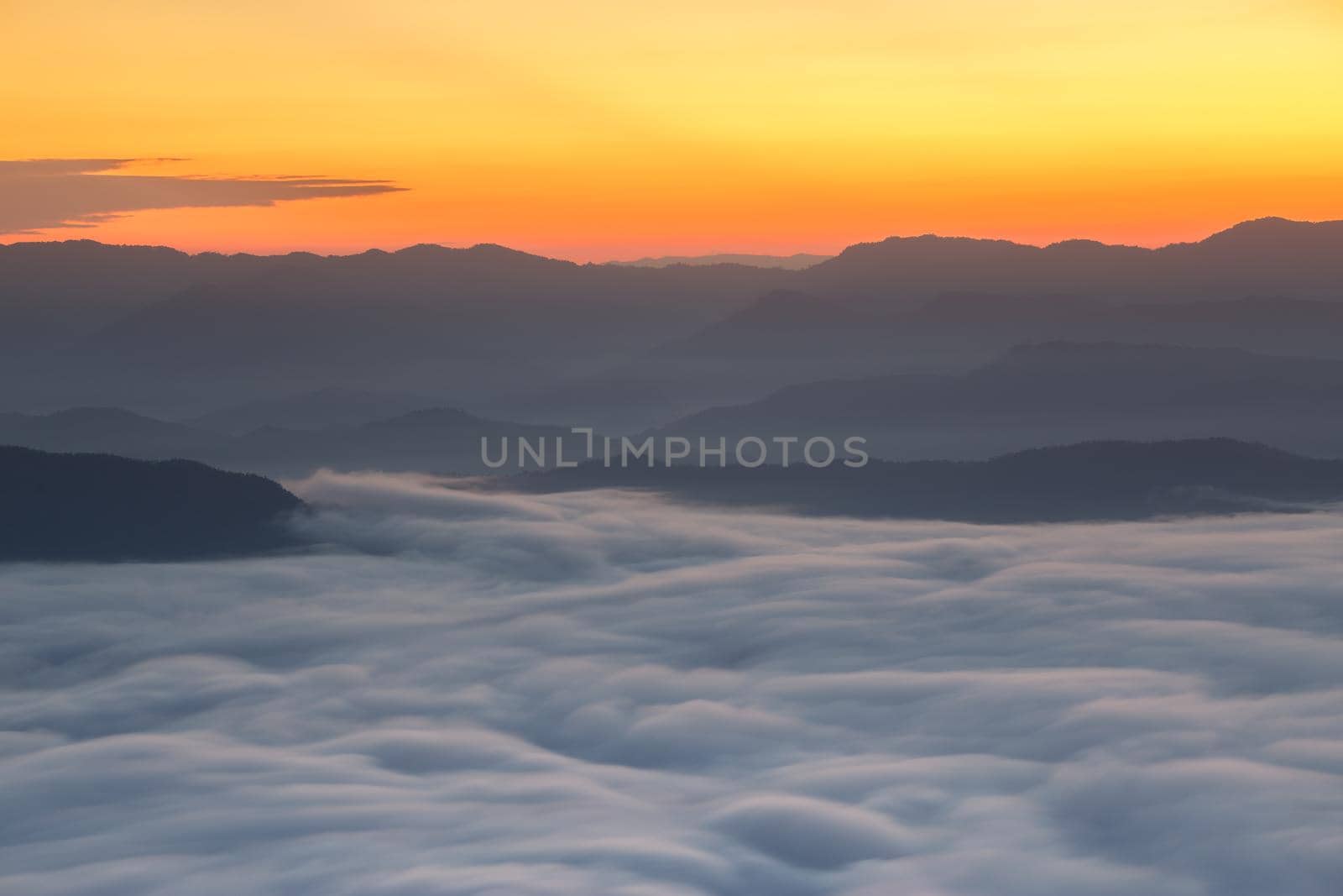 Sunrise scenery The peaks are foggy white, beautiful.