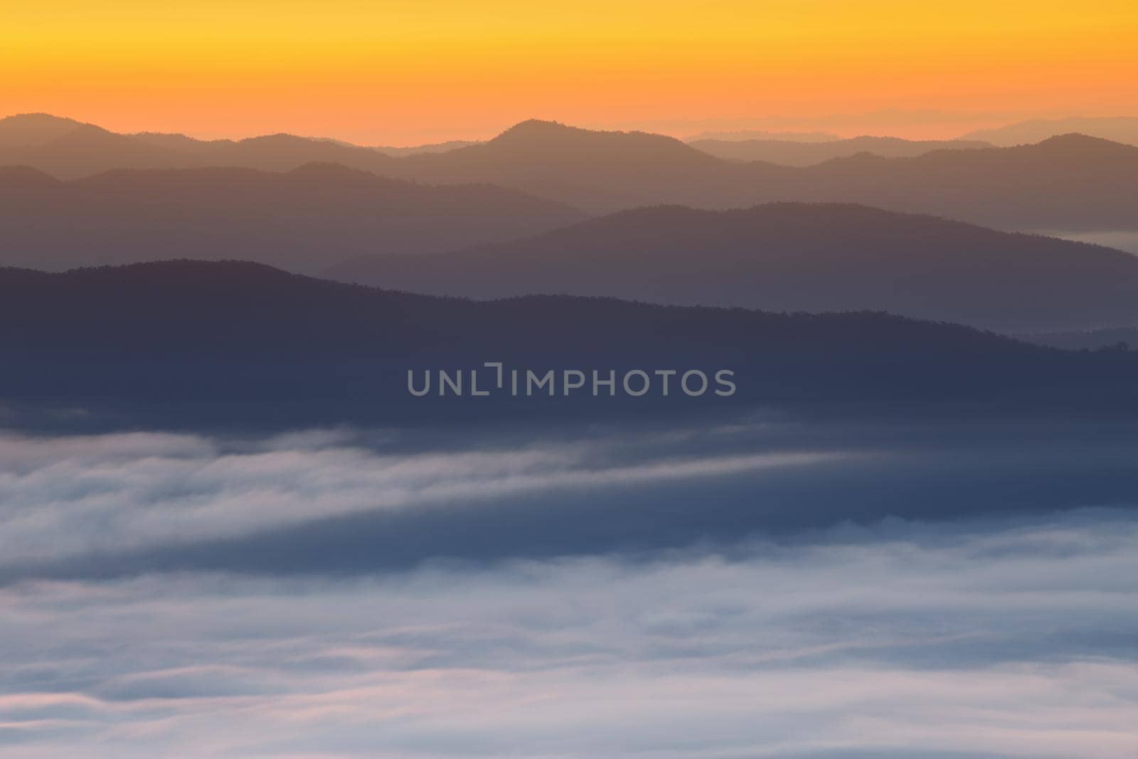 Sunrise scenery The peaks are foggy white, beautiful.