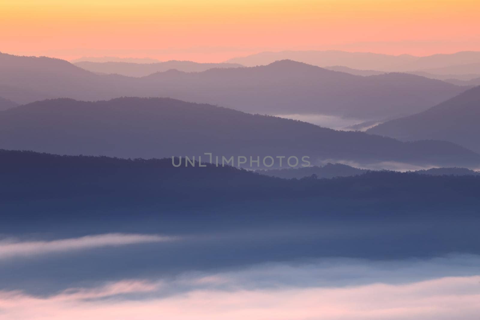 Sunrise scenery The peaks are foggy white, beautiful.