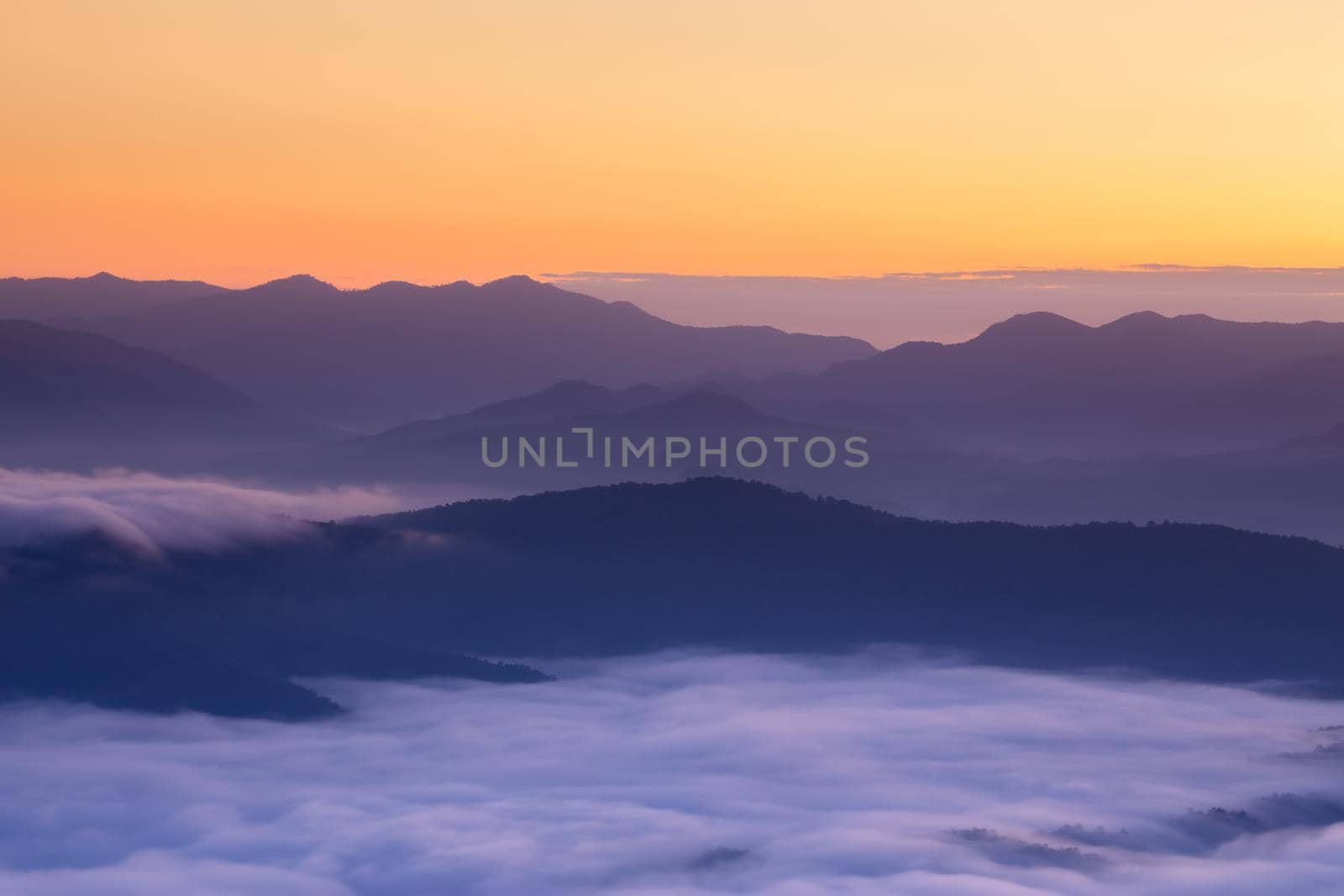 Sunrise scenery The peaks are foggy white, beautiful.