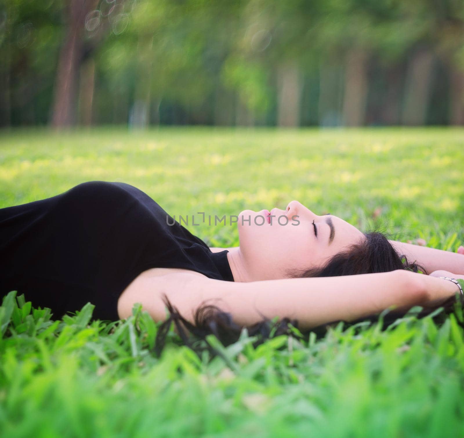 Outdoor portrait asian girl  by samarttiw