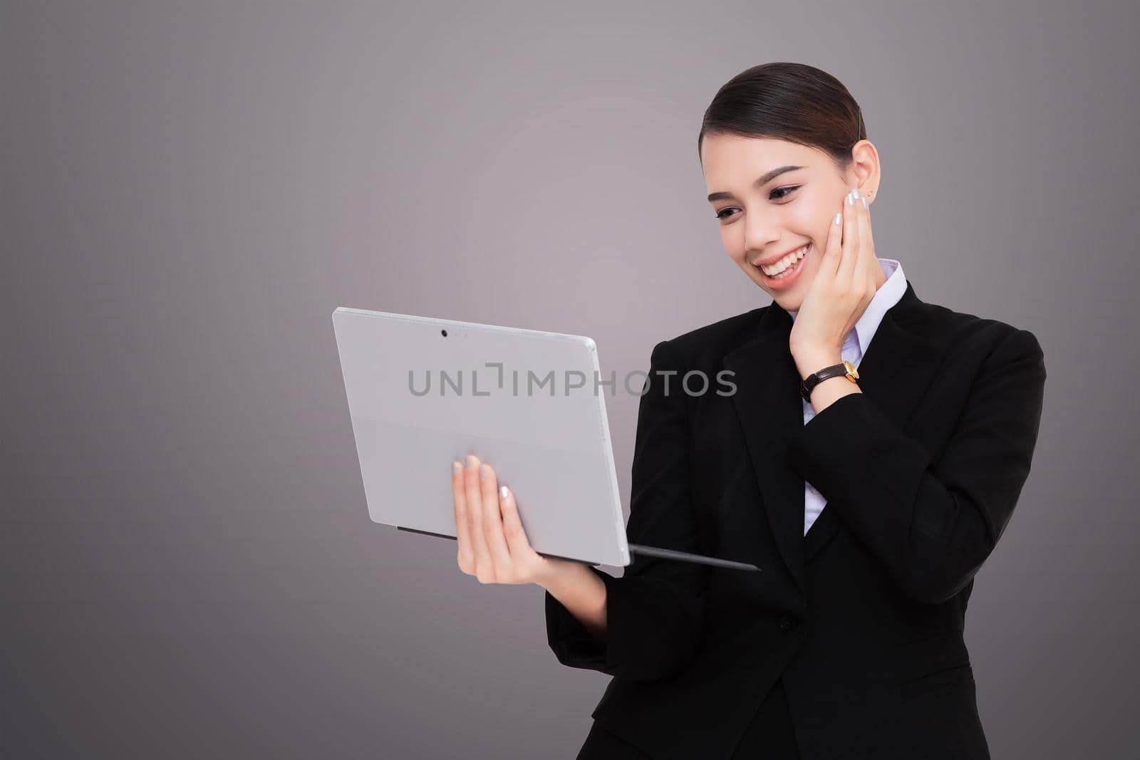 Portrait of beautiful young woman holding digital tablet