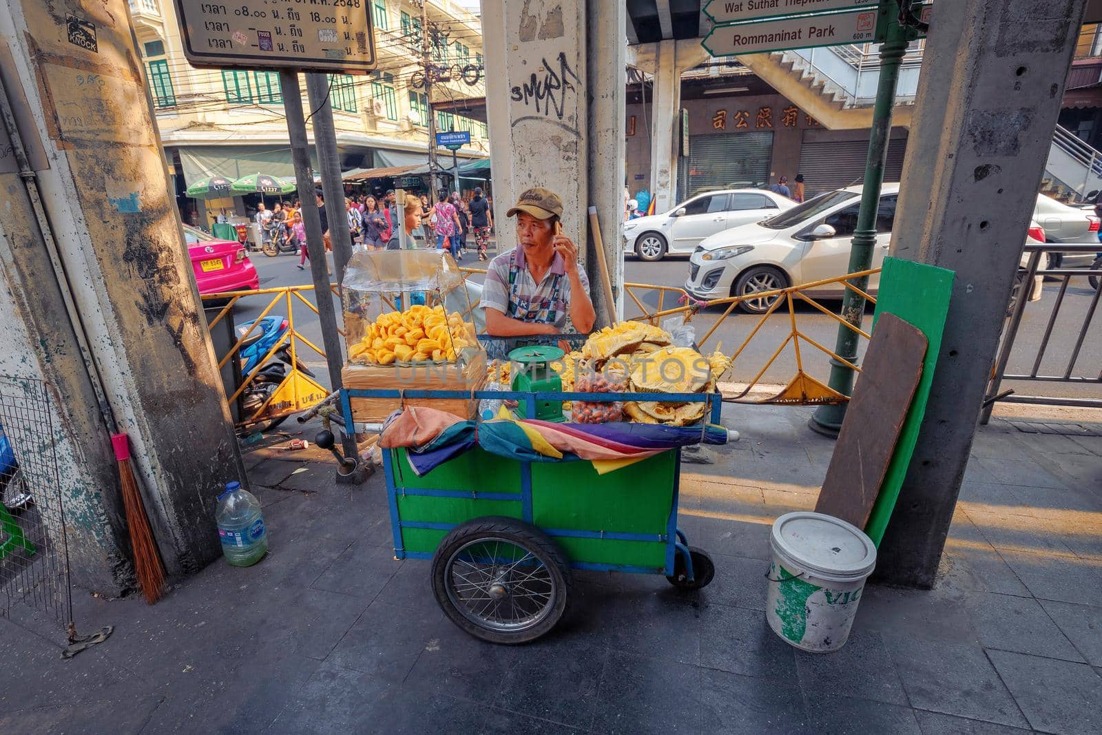 BANGKOK, THAILAND - 22 Dec 2018  : Street food, lifestyle fruit shop in Phahurat market.