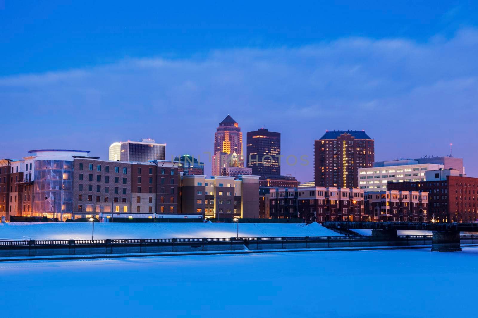 Des Moines skyline accros frozen Des Moines River. Des Moines, Iowa, USA.