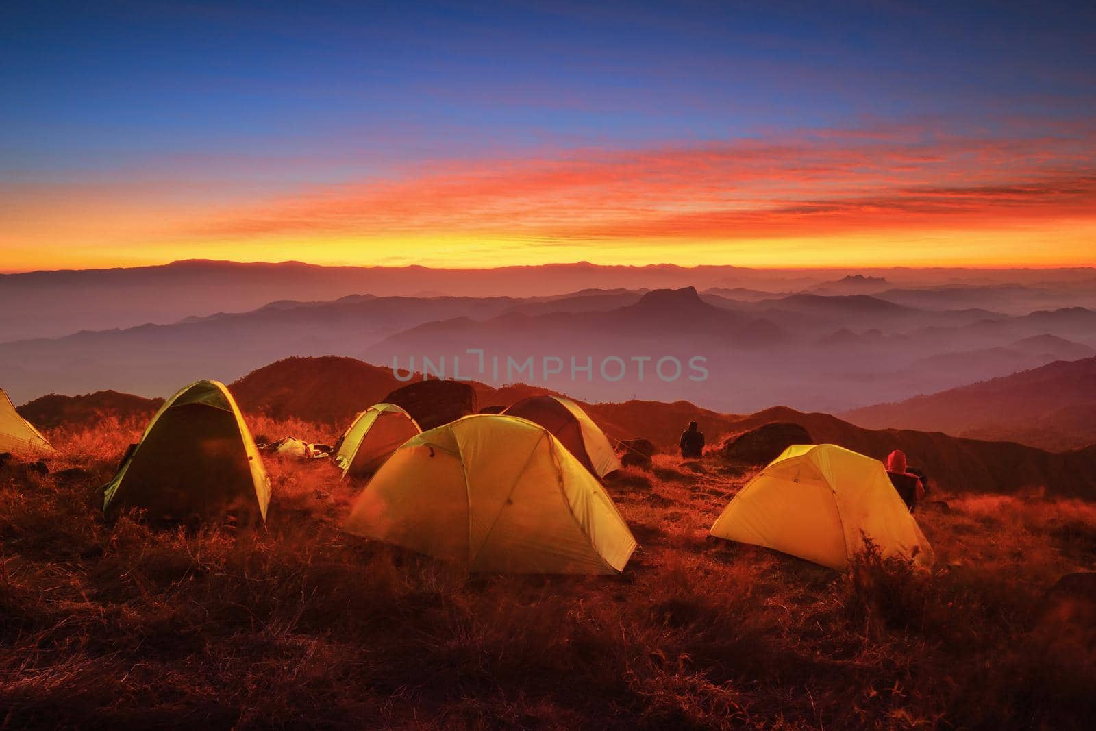 Tent at the top of the mountain and watch the sunrise. by samarttiw