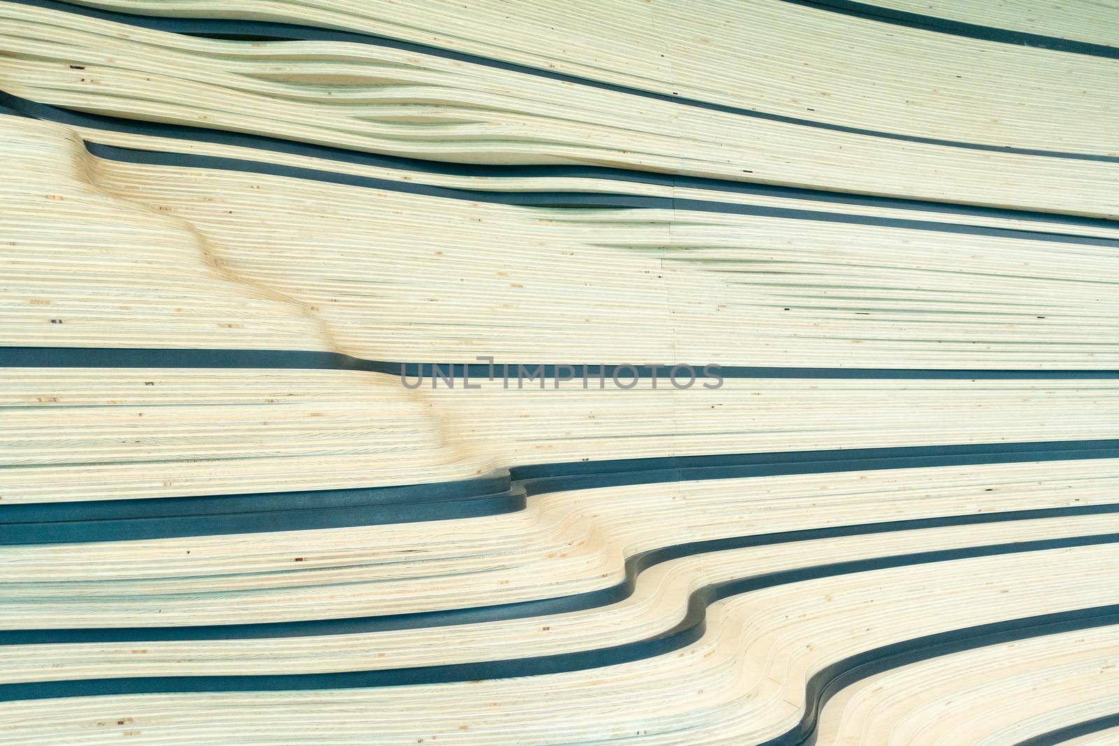 Wall structure of wood with wave pattern in horizontal lines