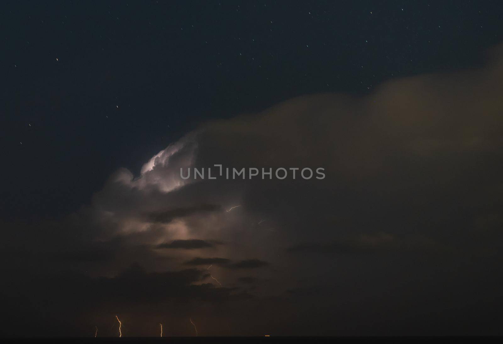 Lightning storm om Mediterranean Sea by javax