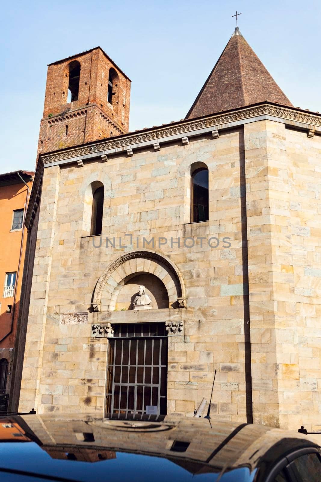 Small church in Pisa by benkrut