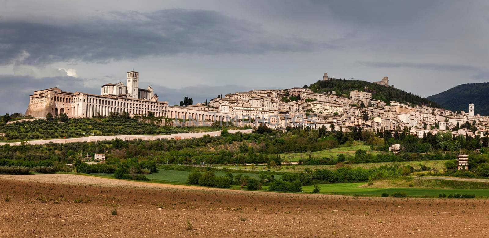 Panorama of Assisi  by benkrut