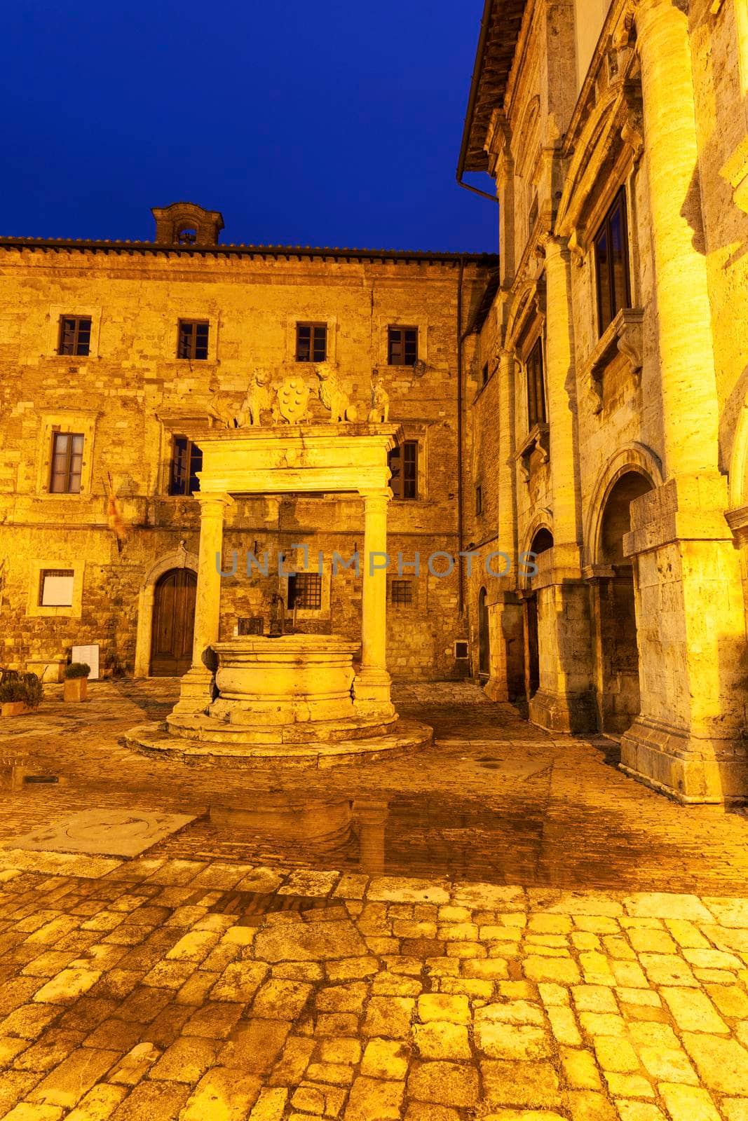 Old well on Piazza Grande in Montepulciano. Montepulciano, Tuscany, Italy