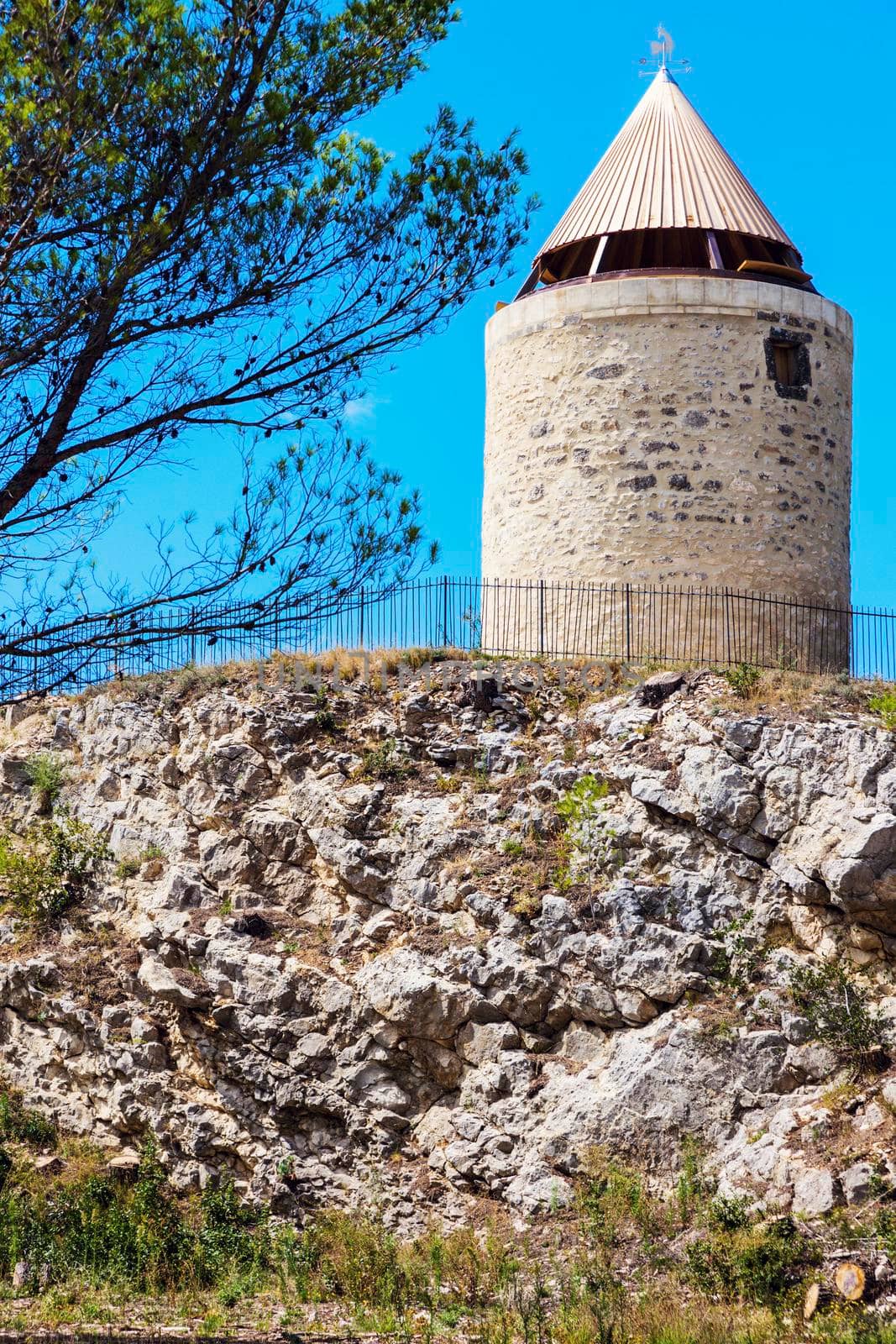 Old mill in Fontvieille by benkrut