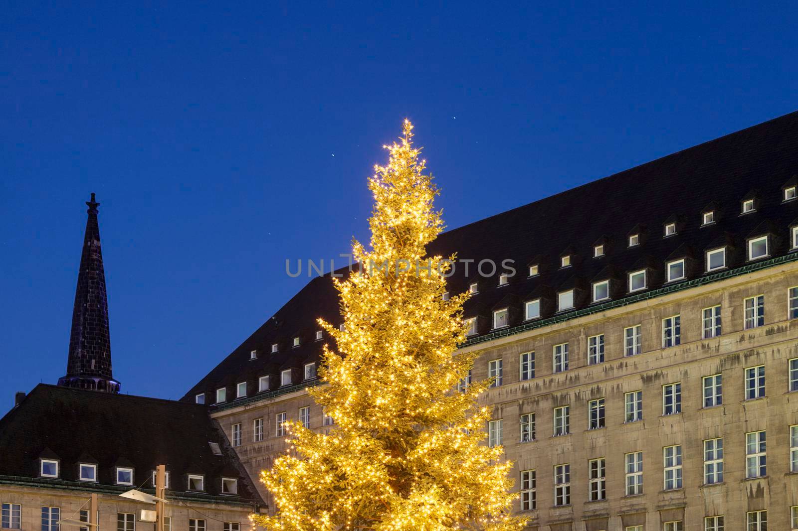 Bochum Rathaus during Christmas by benkrut